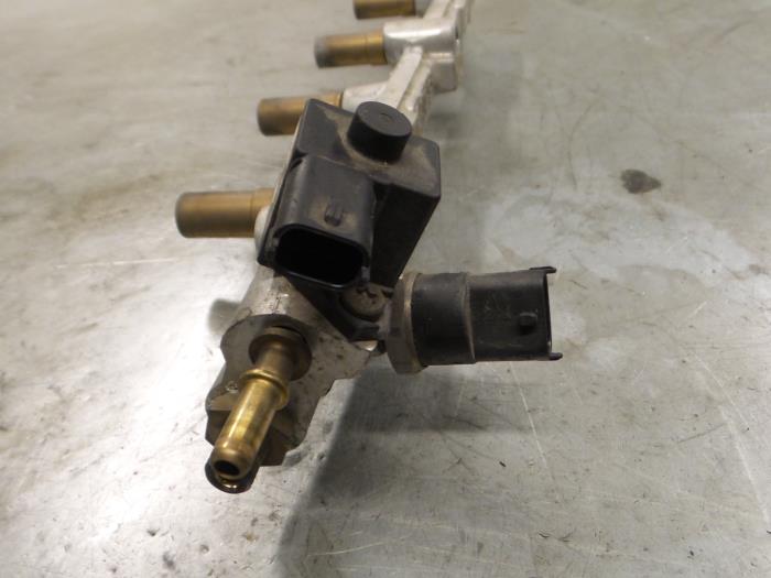Fuel injector nozzle from a Alfa Romeo 156 (932) 2.0 JTS 16V 2005