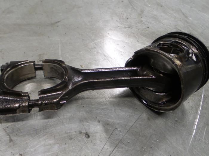 Usados Pistón Alfa Romeo 159 Sportwagon (939BX) 2.4 JTDm 20V Precio € 40,00 Norma de margen ofrecido por A.T.S. van de Wiel