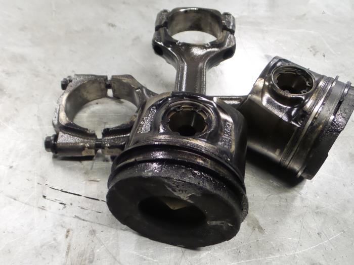 Usados Pistón Alfa Romeo 159 Sportwagon (939BX) 2.4 JTDm 20V Precio € 80,00 Norma de margen ofrecido por A.T.S. van de Wiel