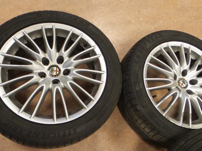 Set of sports wheels from a Alfa Romeo 159 Sportwagon (939BX) 2.0 JTDm 170 16V 2011