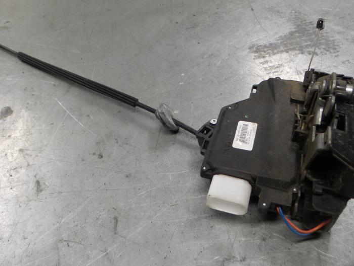 Central locking motor from a Volkswagen Caddy 2010