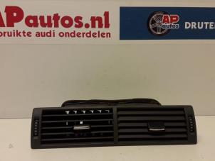 Usagé Grille aération tableau de bord Audi A4 (B6) 2.0 20V Prix € 19,99 Règlement à la marge proposé par AP Autos