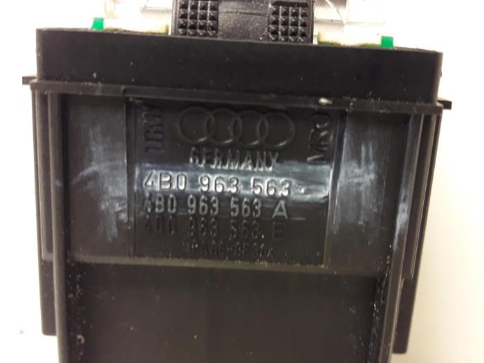 Interruptor de calefactor de asiento de un Audi A6 Avant Quattro (C6) 3.0 TDI V6 24V 2006