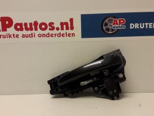 Usagé Poignée de porte arrière gauche Audi A4 (B8) 2.0 TDI 16V Prix € 24,99 Règlement à la marge proposé par AP Autos