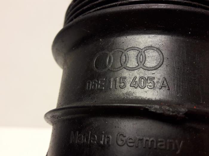 Oil filter holder from a Audi A6 Avant (C6) 2.4 V6 24V 2006