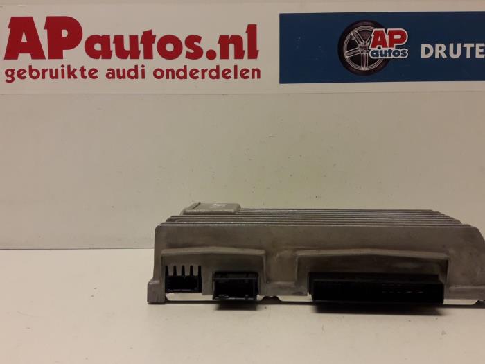 Radio amplifier from a Audi A4 Avant (B8) 2.0 TDI 143 16V 2013
