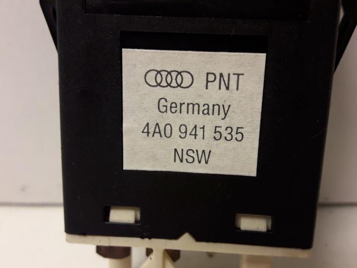 Interruptor luz antiniebla de un Audi A6 Avant (C4) 2.6 V6 1996