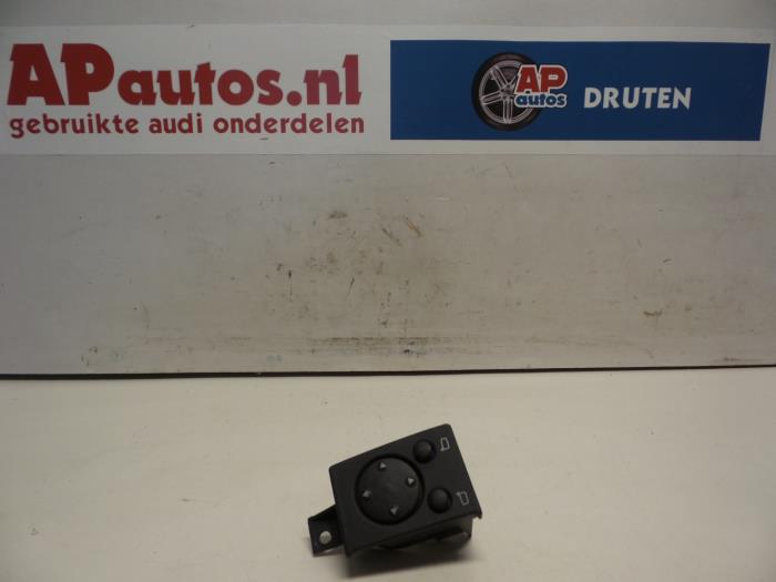 Interruptor de retrovisor de un Audi A6 (C4) 2.6 V6 1995