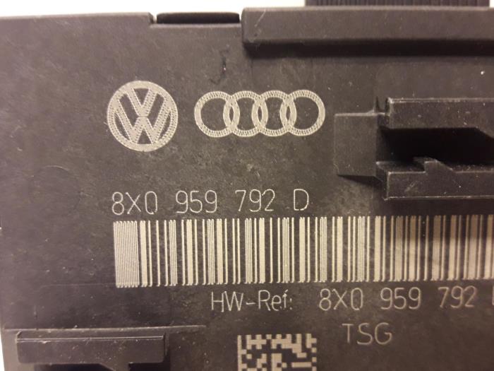Modul centralnego zamka z Audi A1 (8X1/8XK) 1.6 TDI 16V 2011