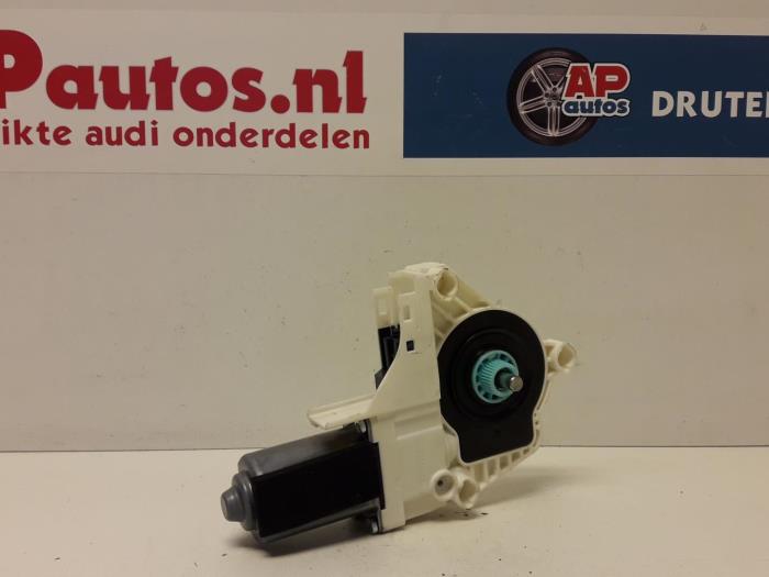 Door window motor from a Audi A4 Avant (B8) 2.0 TDI 16V 2013