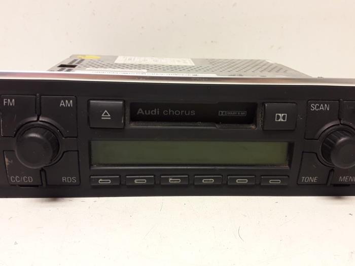 Radio/Cassette van een Audi A4 (B6) 2.0 20V 2001