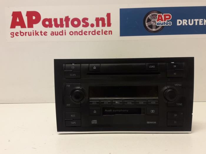 Radio CD player from a Audi A4 Cabrio (B7) 3.0 V6 30V 2003