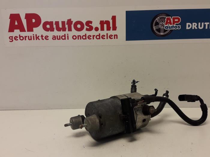 Pompe hydraulique de moteur électrique d'un Audi A8 (D2) 3.7 V8 40V Quattro 1999