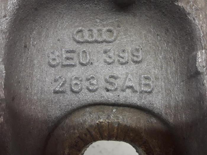 Gearbox mount from a Audi A4 Cabrio (B7) 3.0 V6 30V 2004