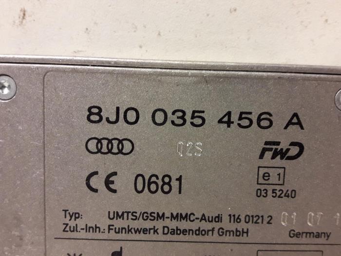 Antenna Amplifier from a Audi A4 Avant (B8) 1.8 TFSI 16V 2011