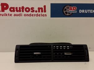 Usados Rejilla de aire de salpicadero Audi A4 (B7) 2.0 TFSI 20V Precio € 19,99 Norma de margen ofrecido por AP Autos