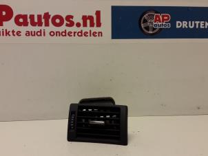 Usados Rejilla de aire de salpicadero Audi A4 (B7) 2.0 TFSI 20V Precio € 19,99 Norma de margen ofrecido por AP Autos