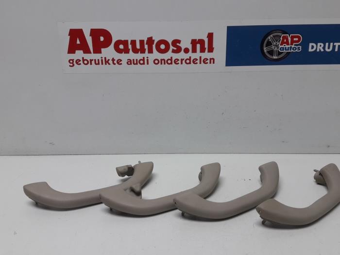 Begagnade Handtag Audi A4 Avant (B5) 2.4 30V Pris € 10,00 Marginaltabell erbjuds av AP Auto's