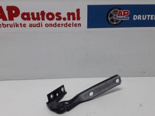 Usagé Charnière de capot Audi A4 Avant (B5) 2.4 30V Prix € 35,00 Règlement à la marge proposé par AP Autos