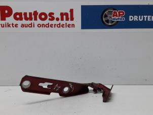 Usagé Charnière capot Audi A4 (B7) 2.0 TDI 16V Prix € 19,99 Règlement à la marge proposé par AP Autos