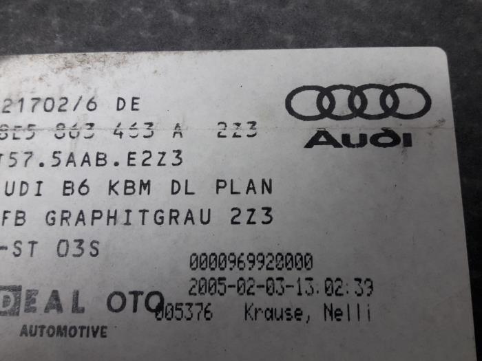 Bodenblech Kofferraum van een Audi A4 (B7) 2.0 TDI 16V 2005
