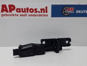 Usagé Moteur fermeture auxiliaire hayon Audi A8 (D4) 4.2 TDI V8 32V Quattro Prix € 50,00 Règlement à la marge proposé par AP Autos