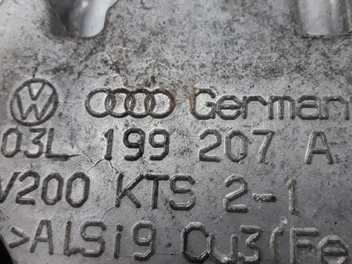 Soporte de motor de un Audi A1 (8X1/8XK) 1.6 TDI 16V 2011