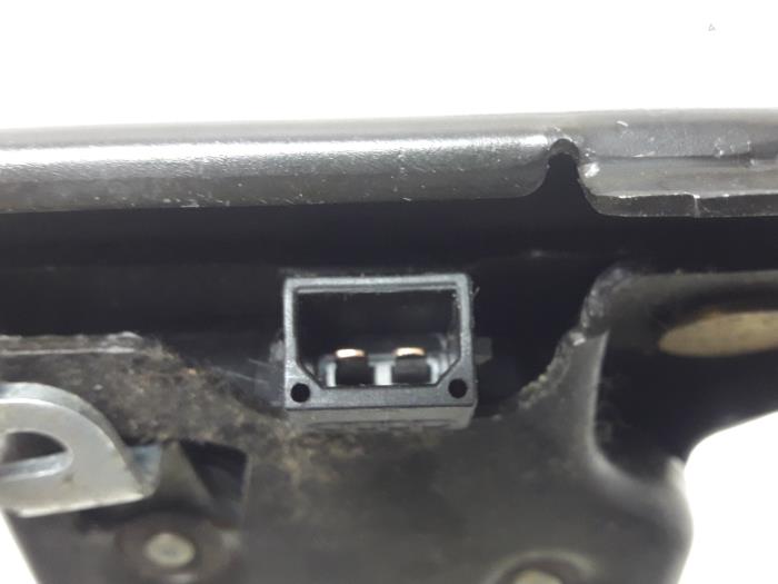 Tailgate lock mechanism from a Audi TT (8N3) 1.8 20V Turbo Quattro 2000
