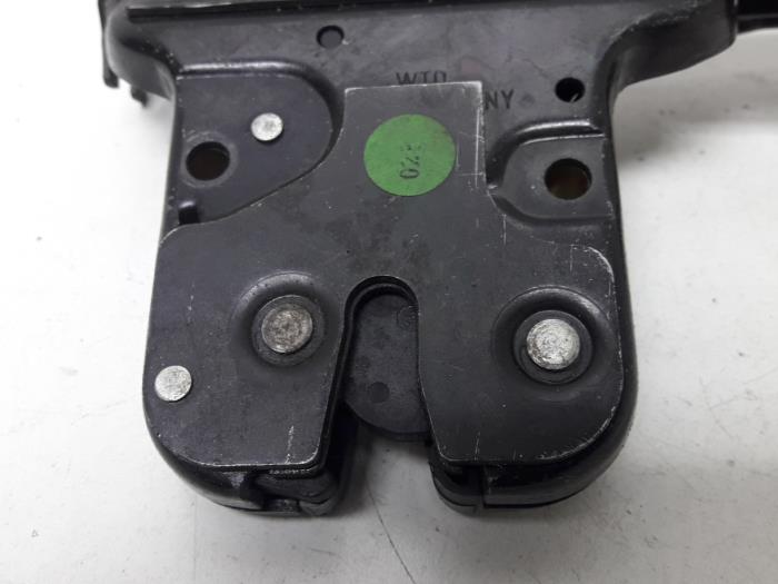 Tailgate lock mechanism from a Audi TT (8N3) 1.8 20V Turbo Quattro 2000
