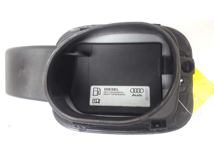 Tank cap cover from a Audi Q5 (8RB) 2.0 TDI 16V Quattro 2010
