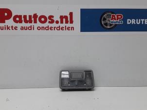 Używane Oswietlenie wewnetrzne tyl Audi A2 (8Z0) 1.4 16V Cena € 30,00 Procedura marży oferowane przez AP Autos