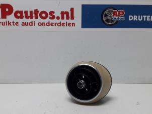 Usados Rejilla de aire de salpicadero Audi A1 (8X1/8XK) 1.6 TDI 16V Precio € 14,95 Norma de margen ofrecido por AP Autos