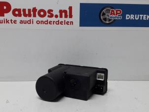 Używane Pompa prózniowa elektrycznego zamka drzwiowego Audi 80 Avant (B4) 2.6 E V6 Cena € 50,00 Procedura marży oferowane przez AP Autos