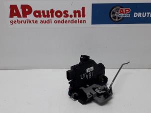Usagé Serrure avant gauche Audi A4 Avant (B6) 2.0 20V Prix € 35,00 Règlement à la marge proposé par AP Autos