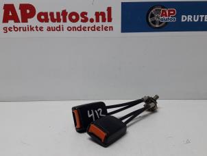 Usados Lengüeta de cinturón de seguridad centro detrás Audi Cabrio (B4) 2.0 E Precio € 19,99 Norma de margen ofrecido por AP Autos