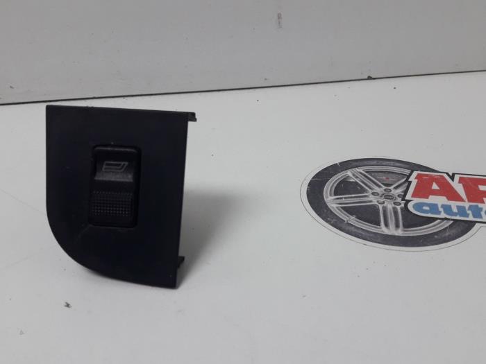 Usados Interruptor de ventanilla eléctrica Audi Cabrio (B4) 2.0 E Precio € 19,99 Norma de margen ofrecido por AP Auto's