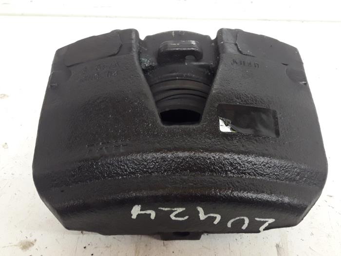 Front brake calliper, left from a Audi Q5 (8RB) 2.0 TDI 16V Quattro 2009