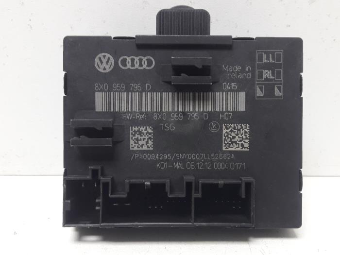 Central door locking module from a Audi A1 Sportback (8XA/8XF) 1.6 TDI 16V 2013