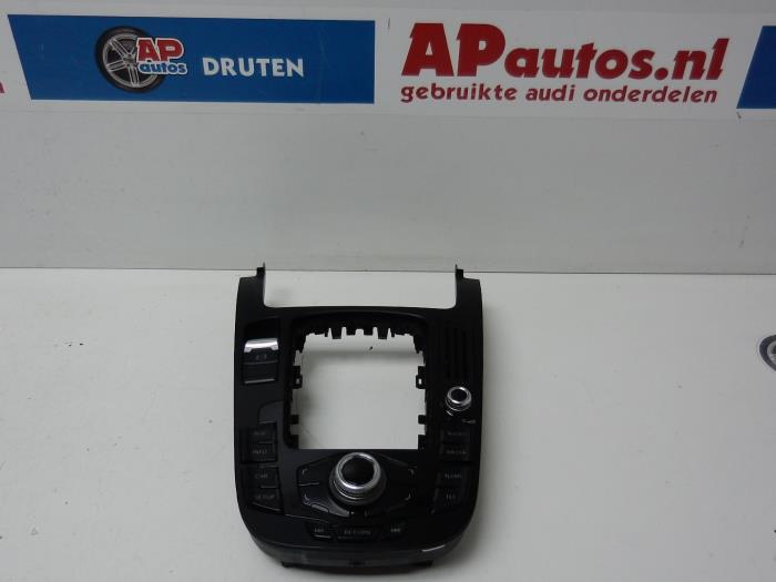 Unidad de control multimedia de un Audi A4 Avant (B8) 2.0 TDI 16V 2013