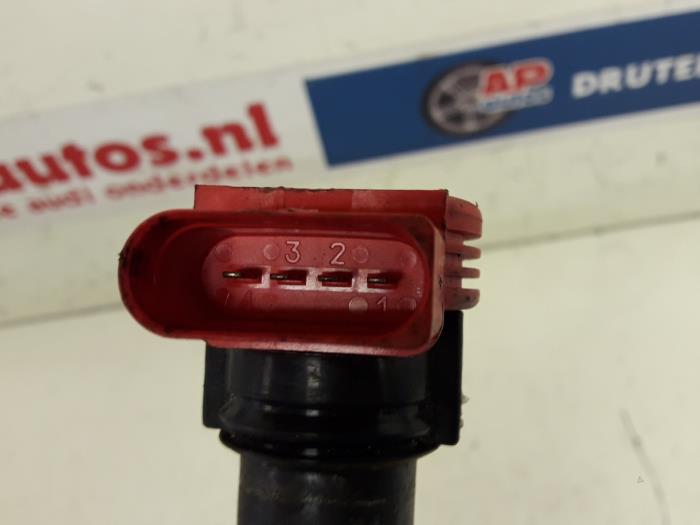 Ignition coil from a Audi A8 (D3) 3.7 V8 40V Quattro 2003