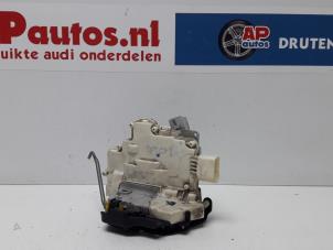 Usagé Serrure arrière droite Audi A6 Quattro (C6) 3.0 TDI V6 24V Prix € 45,00 Règlement à la marge proposé par AP Autos