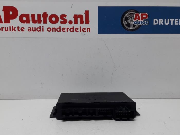 Zentralverriegelung Modul van een Audi TT (8N3) 1.8 T 20V Quattro 2001