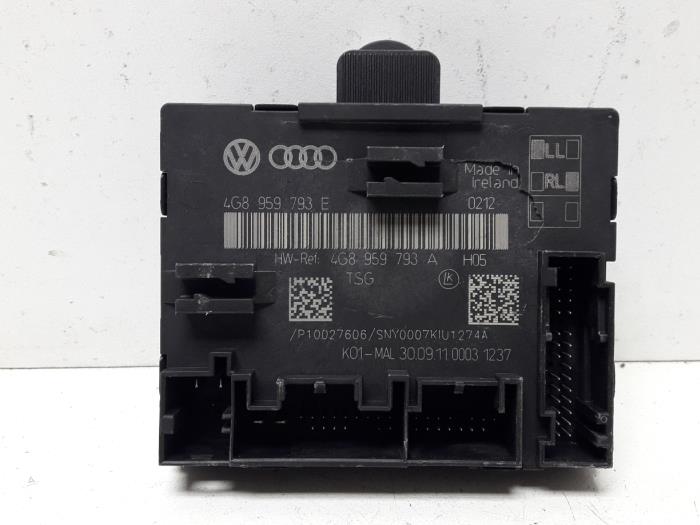 Central door locking module from a Audi A6 (C7) 2.0 TDI 16V 2011