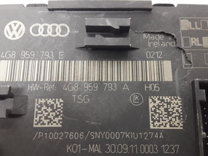 Central door locking module from a Audi A6 (C7) 2.0 TDI 16V 2011