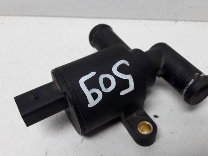Electric heater valve from a Audi A6 (C7) 2.0 TDI 16V 2011
