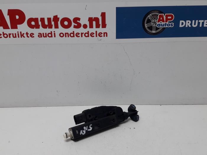 Używane Spryskiwacz reflektorów Audi A8 (D3) 3.7 V8 40V Quattro Cena € 24,99 Procedura marży oferowane przez AP Auto's