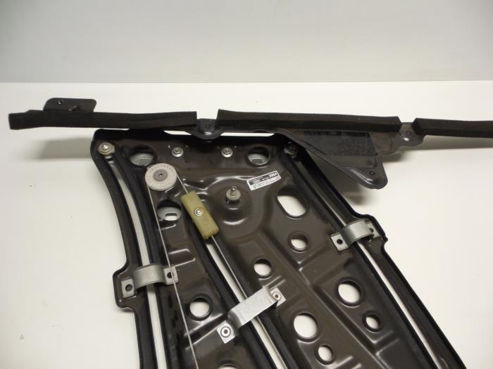 Rear window mechanism from a Audi A3 Cabriolet (8P7) 2.0 TDI 16V 2009