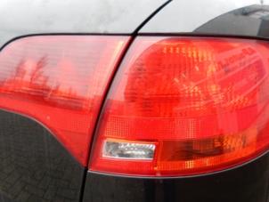 Używane Tylne swiatlo pozycyjne prawe Audi S4 Avant (B6) 4.2 V8 40V Cena € 24,99 Procedura marży oferowane przez AP Autos