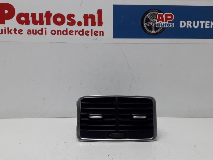 Rejilla de aire de salpicadero de un Audi A6 Avant (C6) 2.7 TDI V6 24V 2008
