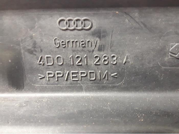 Luft Leitung van een Audi A8 (D2) 3.7 V8 32V Quattro 1996